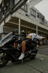 踏切の遮断機が中々上がらず待ちくたびれた人