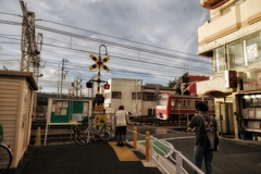 各駅しか停まらない小さな駅前の夕方