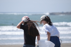ごみ拾い活動の小学生