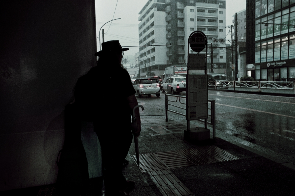 雨宿りする外国人ミュージシャン