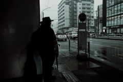 雨宿りする外国人ミュージシャン