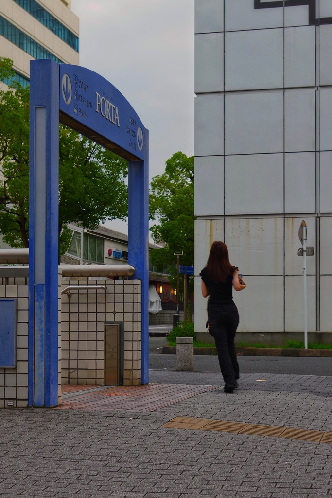 まだ朝5時過ぎなのに駅に向かって走る人