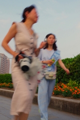 白レンズの女性