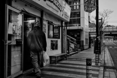 横須賀基地正門ゲート前のフライドチキン屋さん