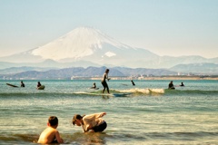 神奈川県藤沢市片瀬海岸西浜から富士山を望む