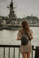 日本海軍の出航を見守る女性