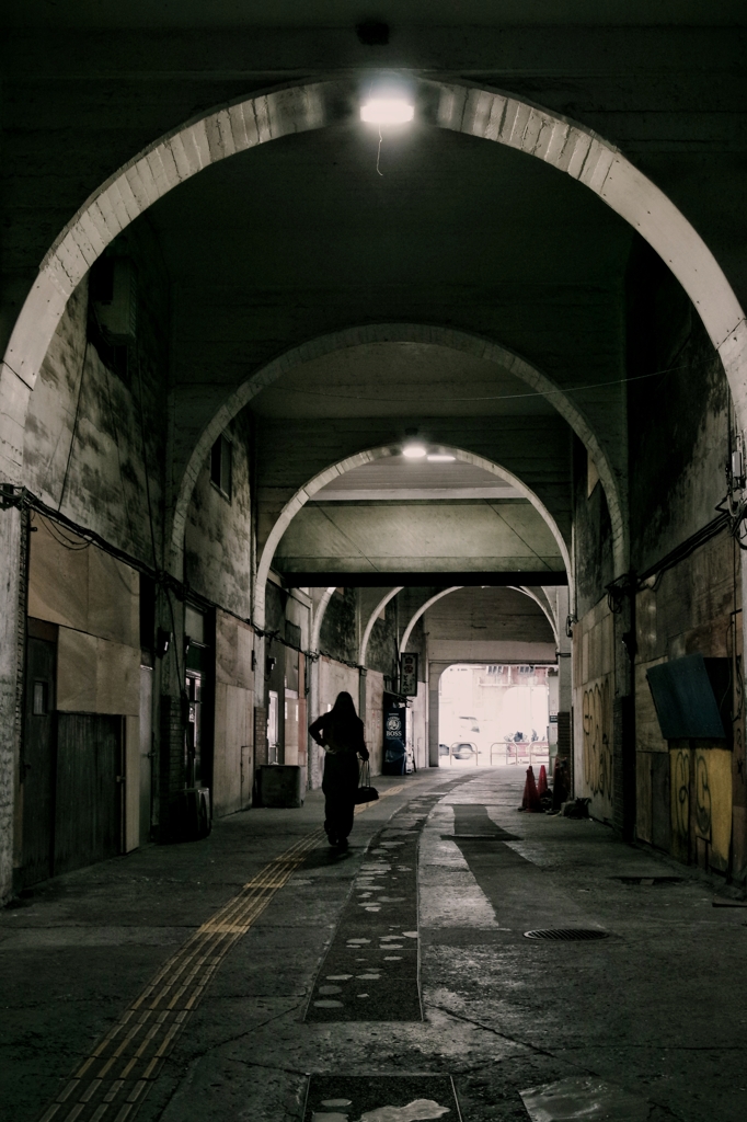暗い汚い臭いじめじめの無人駅