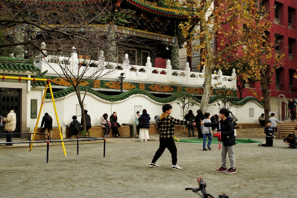 中華街の公園で遊ぶ子供たち