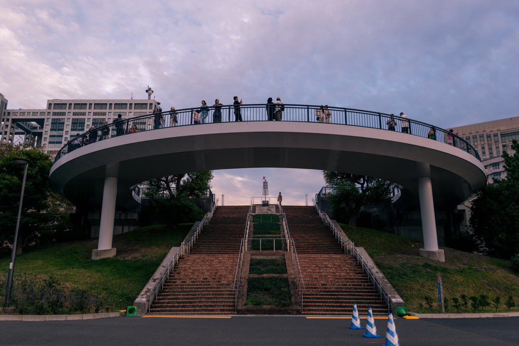 沈みゆく夕陽を見つめながら