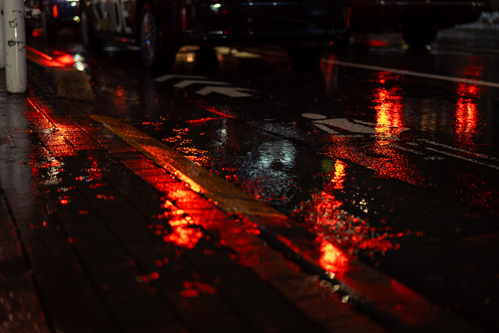 雨の日のテールランプ