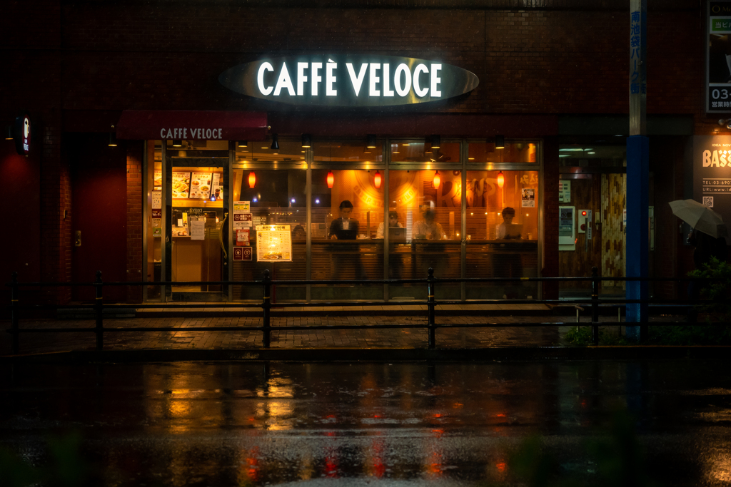 雨の中のコーヒーショップ