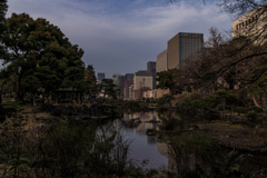 庭園と街並みと