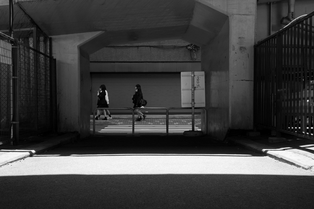 とある街の高架下にて