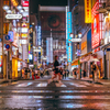 小走りに渡る人