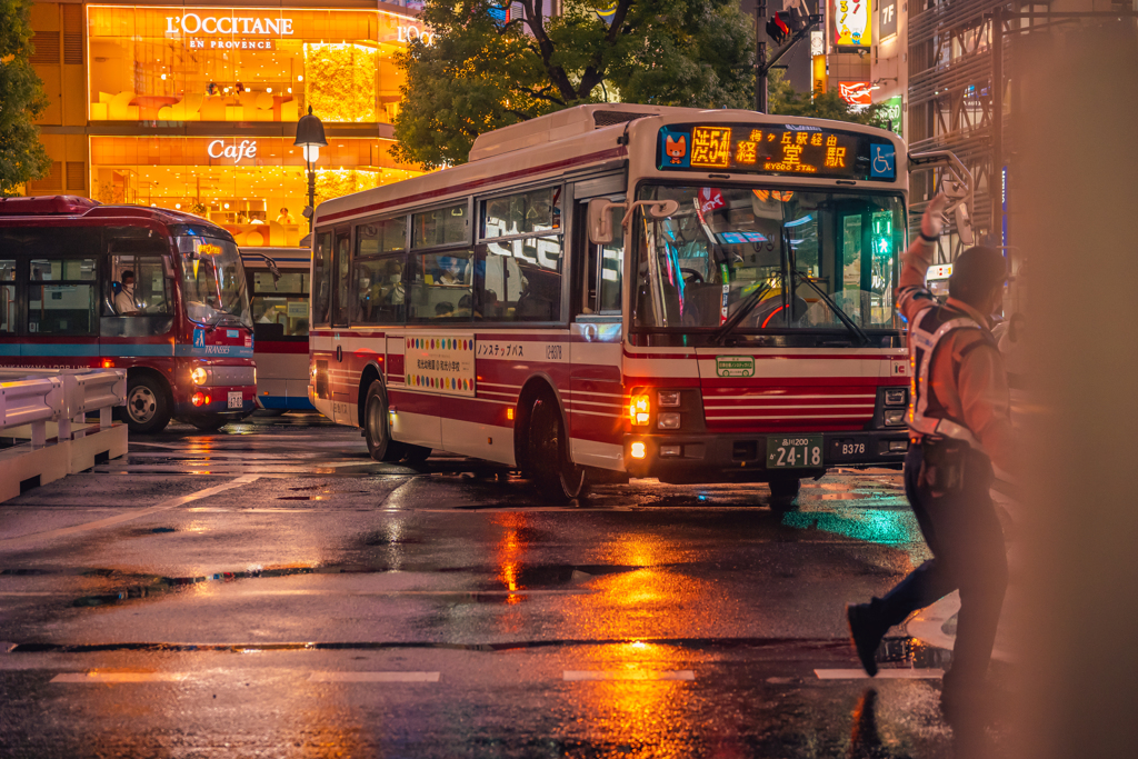 雨の日のバスターミナル