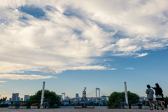 大きな雲の下に広がる世界