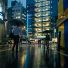雨打つアスファルト