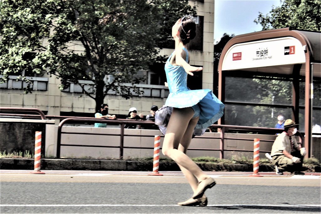 踊る