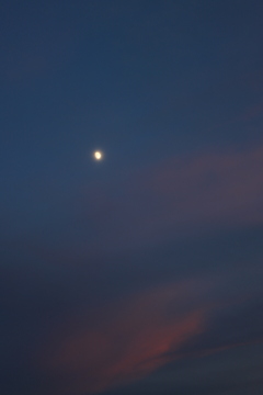 ぼんやりお月様と赤い雲
