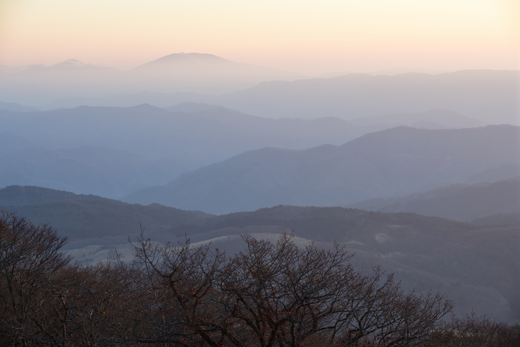 朝靄の山並み