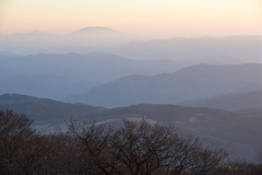 朝靄の山並み