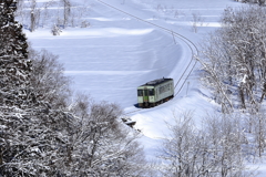 雪が止み、日差し差し込む飯山線