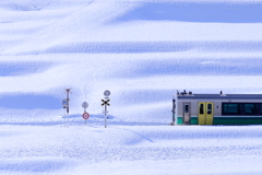 雪に埋まった踏み切