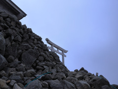 山頂の鳥居まであと１０歩　乗鞍岳
