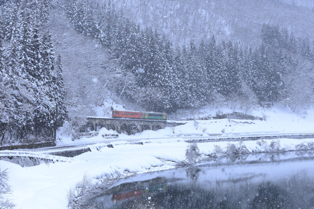 めがね橋（通称）と雪と列車
