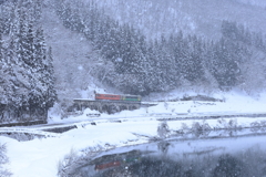 めがね橋（通称）と雪と列車