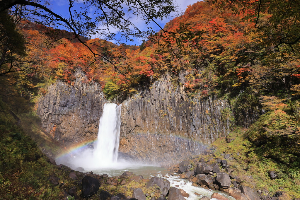 紅葉と虹と滝