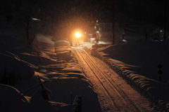 雪とレールを照らす灯り