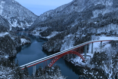 庄川峡と雪景色と赤い橋