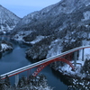 庄川峡と雪景色と赤い橋