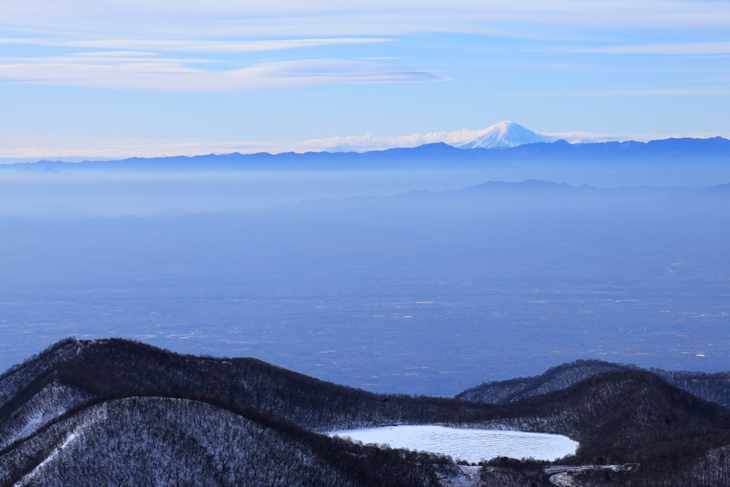 赤城山から凍る小沼と富士山