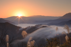 滝雲と朝日