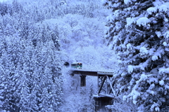 雪景色と橋梁と列車