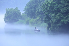 川霧が幻想的な渡し舟