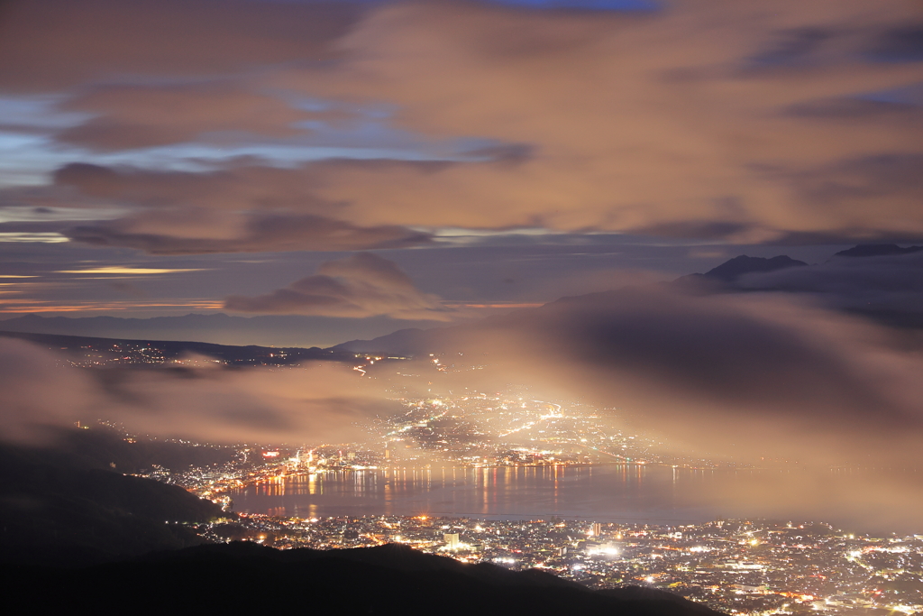雲に完全に巻かれた富士山