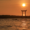 おぼろ太陽と鳥居