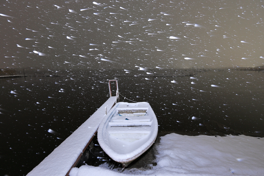 雪に覆われた小舟