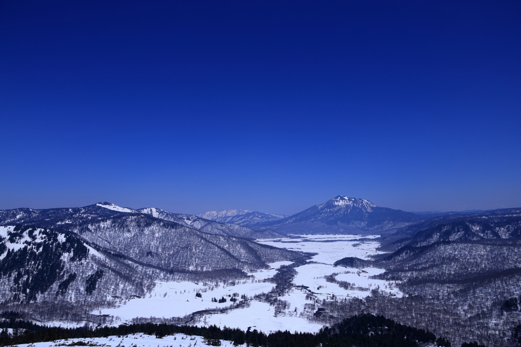 至仏山山頂から残雪期の尾瀬ヶ原と燧ヶ岳