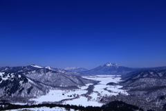 至仏山山頂から残雪期の尾瀬ヶ原と燧ヶ岳