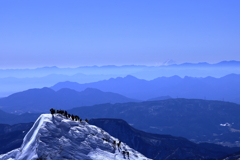 冬山登山者と富士山