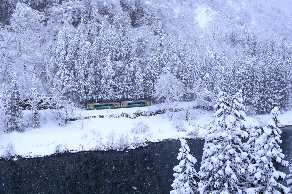 只見川と只見線と雪景色