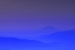 霞と日の出前の富士山