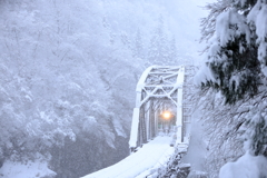 雪の橋梁と灯り