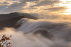 早朝の滝雲