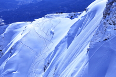 バックカントリーを滑走する強者！！