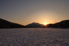 燧ヶ岳から尾瀬ヶ原に朝日